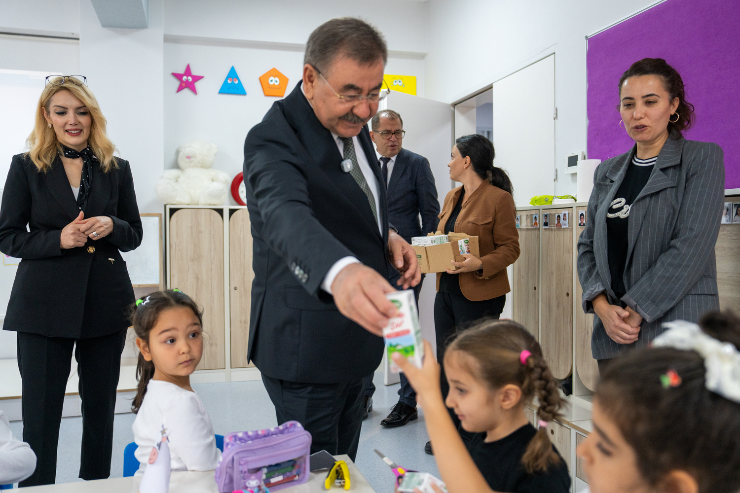 GÖLBAŞI’NDA DÜNYA OKUL SÜT GÜNÜ’NDE ÖĞRENCİLERE 23 BİN SÜT DAĞITILDI